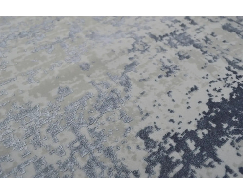 Prim-plan cu un covor cu model abstract