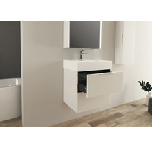 Baie cu dulap sub chiuvetă, dulap cu oglindă și dulap suspendat