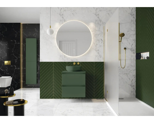 Baie luminoasă cu duș, lavoar și oglindă