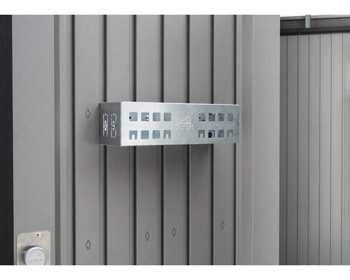 Cutie de depozitare din metal pe un perete