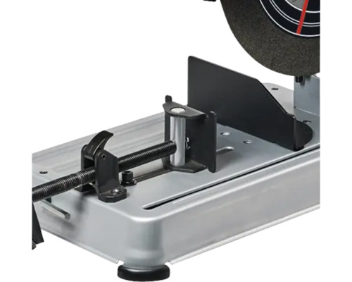 Prim-plan cu un ferăstrău circular pentru metal cu menghină și disc abraziv