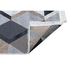 Covor cu model geometric și franjuri