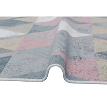 Vizualizare detaliată a unui covor cu model geometric