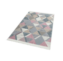 Covor cu model geometric triunghiular