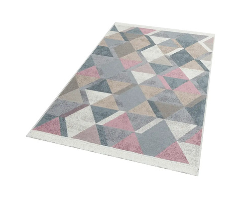 Covor cu model geometric triunghiular