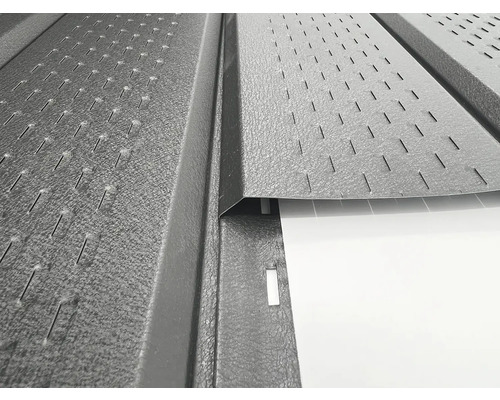 Imagine detaliată a unei table metalice perforate pentru acoperiș