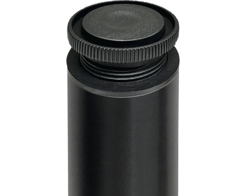 Prim-plan cu un picior de trepied negru cu mecanism de reglare