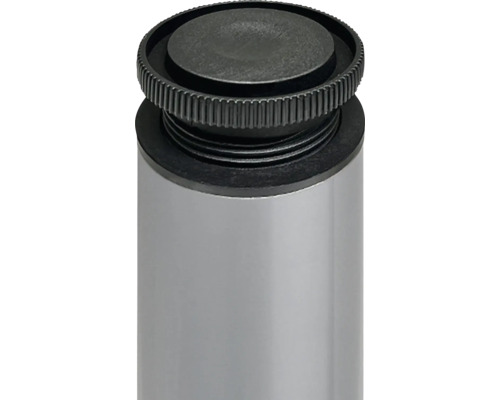 Prim-plan cu un arbore metalic cu șurub de fixare