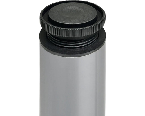 Imagine detaliată a unei țevi metalice argintii cu închidere neagră