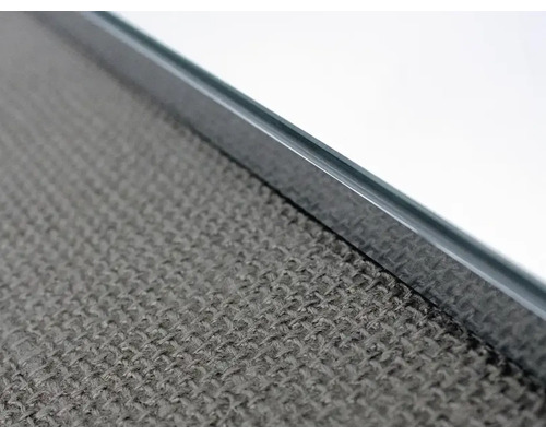 Prim-plan al unei hote de aragaz cu filtru textil