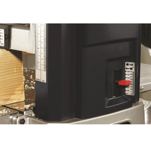 Imagine detaliată a rindelei cu piesa de prelucrat din lemn și scală de reglare