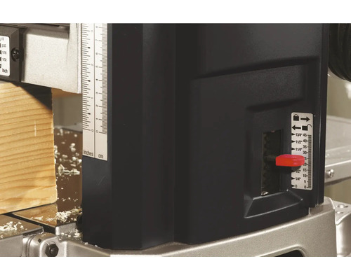 Imagine detaliată a rindelei cu piesa de prelucrat din lemn și scală de reglare