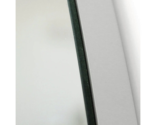 Prim-plan cu o foaie de sticlă cu ramă