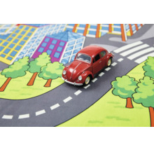 Covor de joacă cu motiv urban și mașină de jucărie