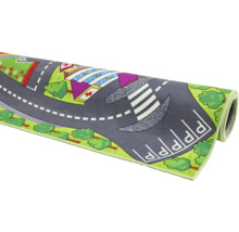 Covor de joacă cu model de străzi prezentat rulat