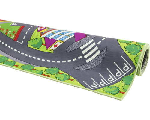 Covor de joacă cu model de străzi prezentat rulat