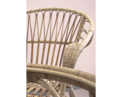 Imagine detaliată a unui scaun din ratan