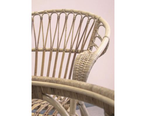 Prim-plan cu scaun de ratan