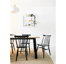 Sufragerie cu masă din lemn, scaune negre și raft de perete