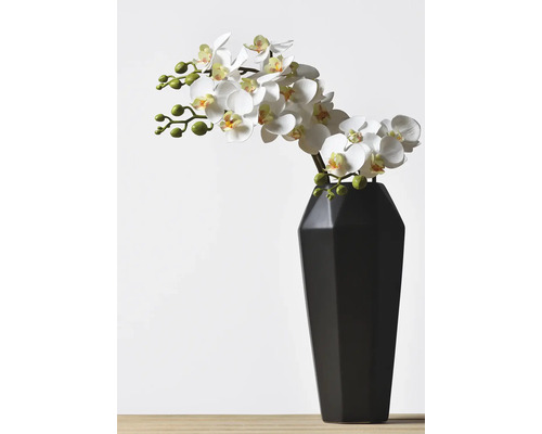 Orhidee artificială într-o vază ca decor.