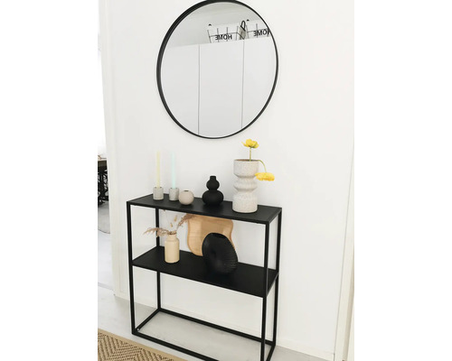 Consolă cu două rafturi cu decorațiuni și o oglindă rotundă pe perete