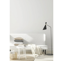 Living luminos cu canapea, masă, lampă și textile decorative