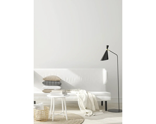 Living luminos cu canapea, masă, lampă și textile decorative