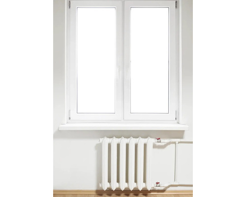 Fereastră cu două canaturi din plastic cu calorifer dedesubt