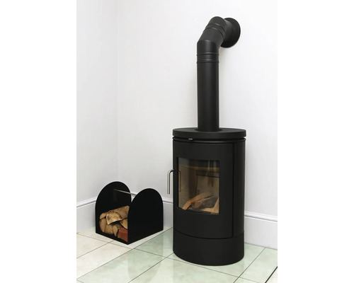 Șemineu negru pe lemne cu lemne și coș de lemne într-o cameră luminoasă.