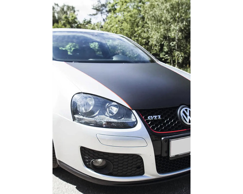 Prim-plan cu un Volkswagen GTI alb cu capotă neagră