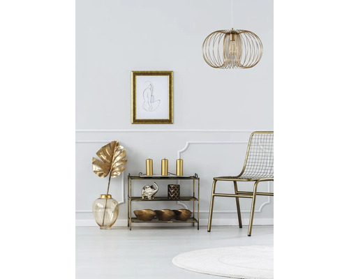 Scenă interioară decorativă cu raft, scaun, lampă și tablou
