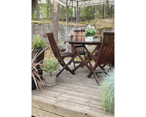 Terasa din lemn cu masă, scaune și lazură de protecție a lemnului