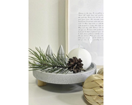 Tavă decorativă cu copaci decorativi, creangă de brad, con de pin și lumânare sferică