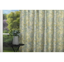 Material decorativ cu model floral în fața unei ferestre