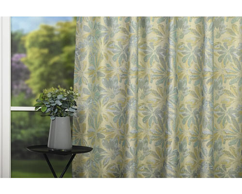 Material decorativ cu model floral în fața unei ferestre
