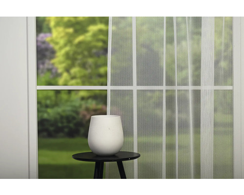 Fereastră decorativă cu perdea și vază pe o masă