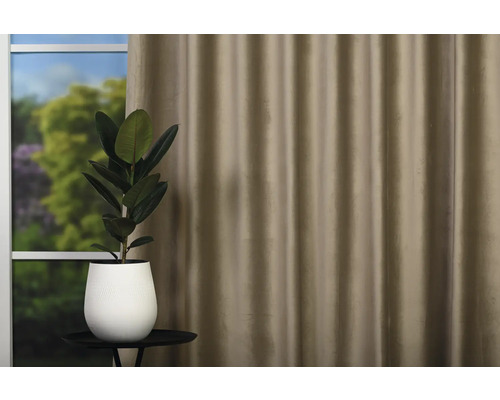 Interior decorativ cu draperie și plantă de interior în ghiveci