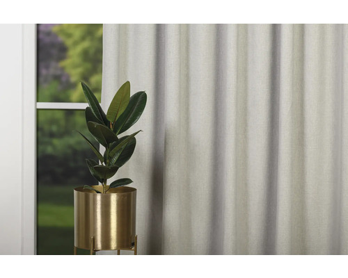 Material decorativ în fața ferestrei cu plantă în ghiveci