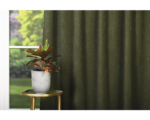 Perdea decorativă, opacă, în sufragerie, lângă o plantă de interior pe o măsuță laterală.