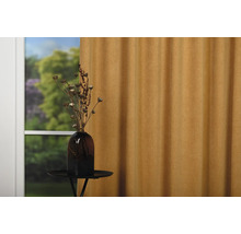 Cameră decorativă cu draperie, măsuță laterală și vază cu flori
