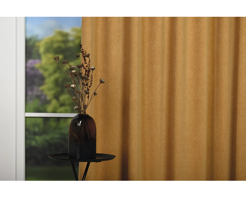 Cameră decorativă cu draperie, măsuță laterală și vază cu flori