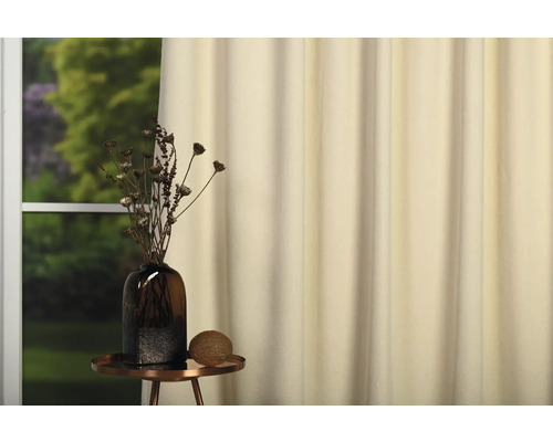 Cortină decorativă în fața ferestrei, lângă masă cu vază de flori