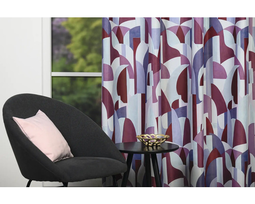 Perdea decorativă cu model geometric lângă fotoliu și masă