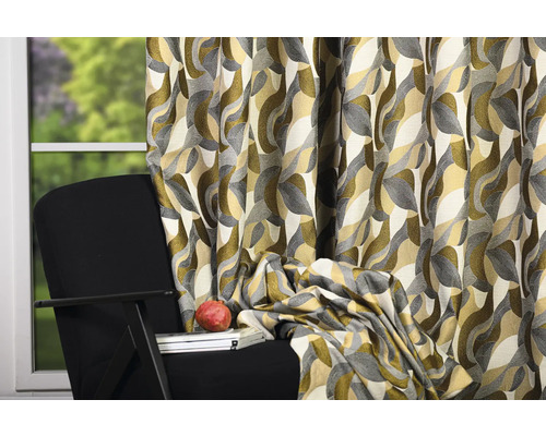 Cortină decorativă cu model abstract și material opac lângă un scaun negru