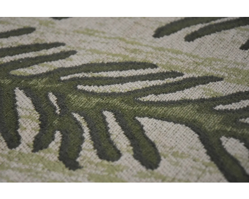 Prim-plan cu un covor cu model de frunze