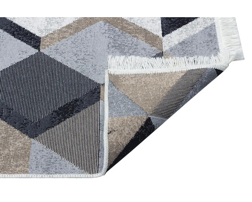 Covor cu model geometric și franjuri