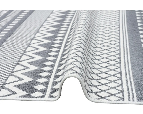 Covor cu model grafic