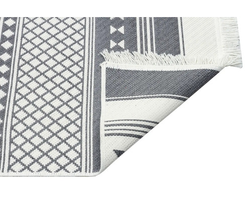 Covor cu model geometric și franjuri