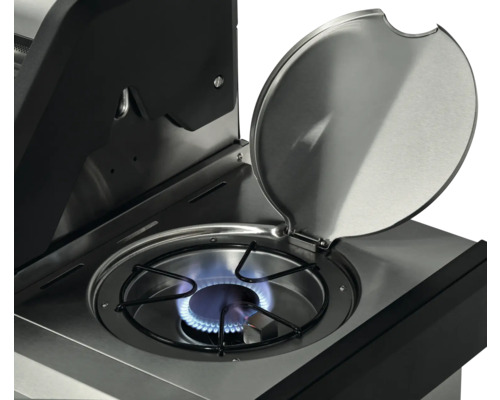 Arzător lateral al unui grătar pe gaz cu capacul deschis și flacără aprinsă