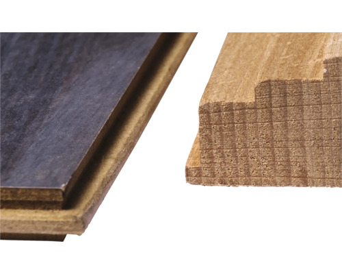 Prim-plan cu podea laminată și plintă